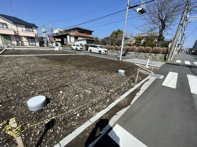 土地の前の道路に消火栓が設置されていることがあります。この場合、道路交通法第45条第1項により、駐車禁止の場所が指定されています。そのため、車庫などの駐車スペースをつくることができない場合があります。