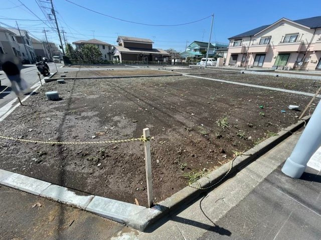 現地に行くなら、物件の周囲の地形がどうなっているかを見ることも大切です。周辺より低くなっている土地では、大雨などで水が集まりやすいため、地盤が弱くなっているということも考えられるため、注意が必要です。