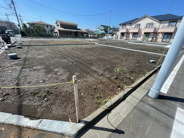 土地購入を検討されている場合、境界杭がない状態で購入してしまうと境界確定測量をする必要があり、費用がかかります。購入の前に、売主、隣土地所有者立ち合いのもと境界を確定し境界杭を設置するのがベストです。