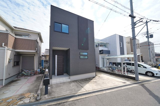 直線美が映えるダークカラーのスタイリッシュな外観