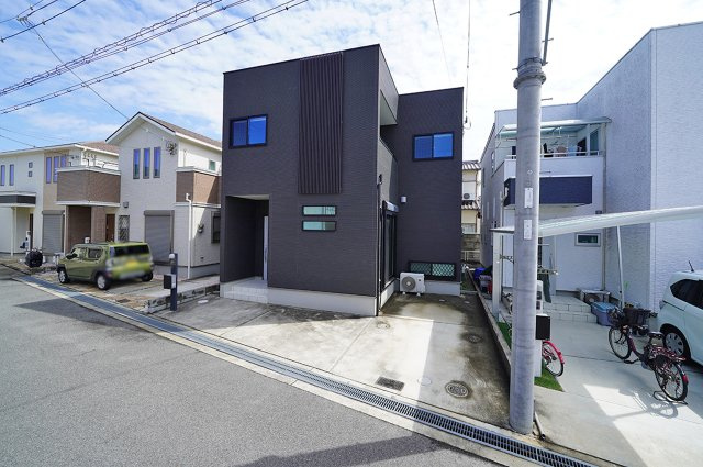 前面道路含む外観