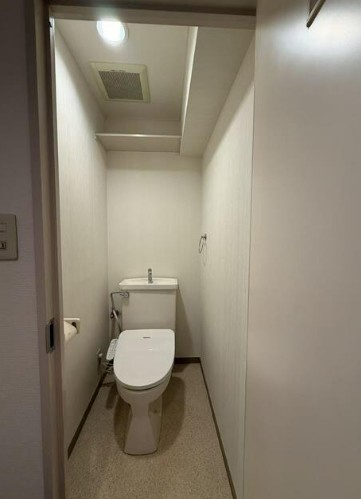 白を基調とした清潔感があるトイレ。温水洗浄便座付きです。