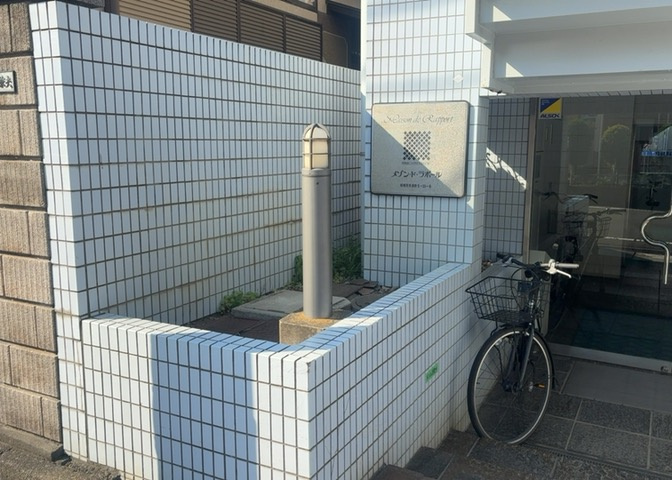 中庭（パティオ）とは、一つの建築物の内部に設けられた、壁などで囲われている庭のことを指します。コの字型、ロの字型が主流ですが、L字型の中庭もあります。最近では、インテリア性の高さからも人気があります。