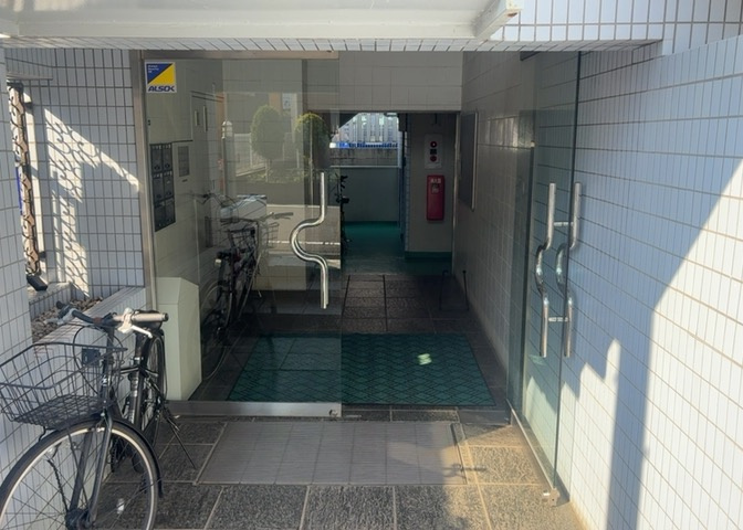 ラウンジは、マンションの共用スペースに椅子やテーブルなどを配置した利用者が寛げる空間です。屋内型ラウンジと屋外型ラウンジがあります。共用部分の管理状況と合わせて、詳細については現地でご確認ください。