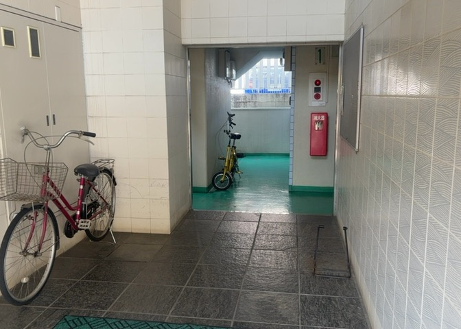 受付はマンションコンシェルジュがいる場合もあれば、管理人が滞在する小部屋を総称して呼ぶことがあります。主にエントランスに設置されていることから、防犯面でも期待ができます。防犯設備がない場合はより安心！