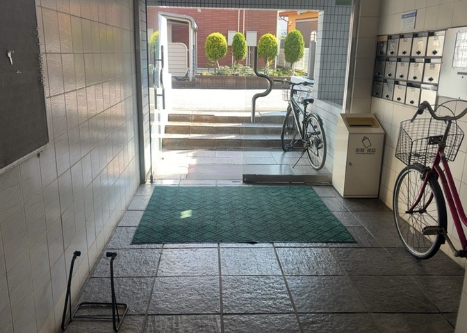 ロビーというと、エントランスと何がちがうの？と思いますよね。実はロビーとエントランスには明確な決まりはありません。物件によっては、エントランスを入って広がるある程度の広さのある空間がロビーとなります。