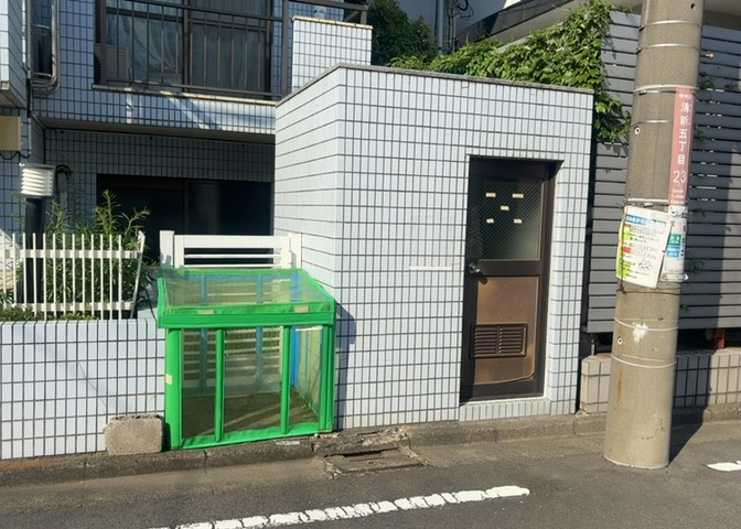 共有部分は、住民なら誰もが使える設備のこと。例えば駐車場やエレベーター、インターネット設備、セキュリティ設備などがあります。他にも、マンションの廊下・外部階段やエントランス・ゴミ置き場などがあります。