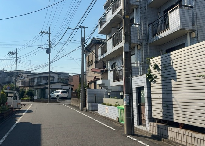 隣家の土地はどうなっているのか、生活利便施設が近くにあるのか、学校まで近いかなど、お客様のライフスタイルにあわせたイメージが重要です。また、近くにあると困る施設が近くにないかも確認するといいでしょう。