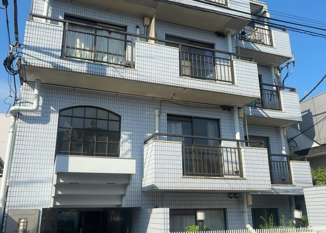 道幅が広い場所は日当たりや風通が良好です。幅が広いのですれ違いも可能ですし大きな車でも駐車可能！一方で、大型車が通ることも多くなるため交通量の増加により騒音に繋がります。また土地の値段が高くなります。