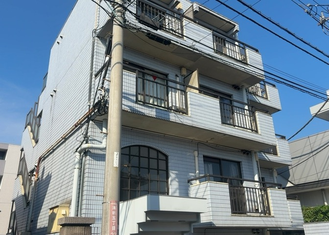 ＲＣ造、Reinforced　Concreteは直訳すると補強されたコンクリートです。主に柱や梁・床・壁が鉄筋とコンクリートで構成おり、鉄筋を組んだ型枠にコンクリートを流し込んで固めたものを指します。