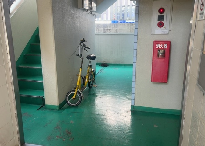 共有部分は、住民なら誰もが使える設備のこと。例えば駐車場やエレベーター、インターネット設備、セキュリティ設備などがあります。他にも、マンションの廊下・外部階段やエントランス・ゴミ置き場などがあります。