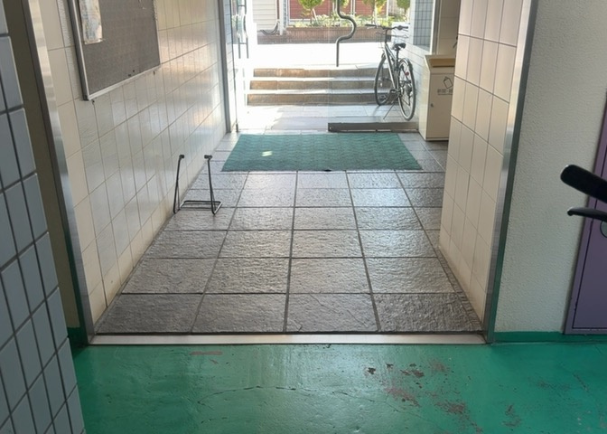 共用部分は、一棟の建物に住む区分所有者全員が共同で所有するとし、共用部分の管理、補修などは、区分所有者で形成される管理組合が行います。個人の判断で勝手に変更することはできませんので覚えておきましょう。