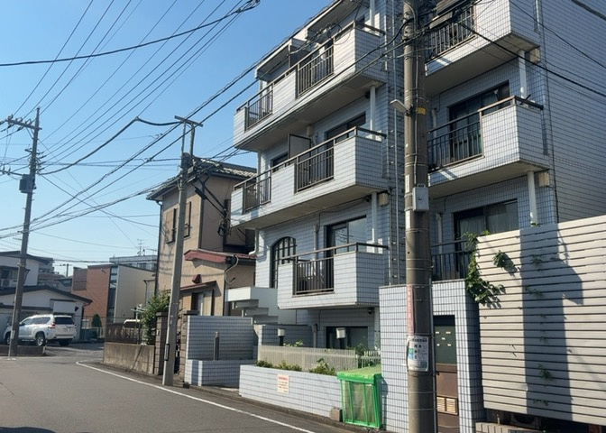 外観はマンション管理がされているかの目安になります。築年数が古いと、壁面は劣化してひび割れが生じることも！建物が古びていても細かいところが修繕されていると、きちんと管理されているなぁと感じるでしょう。