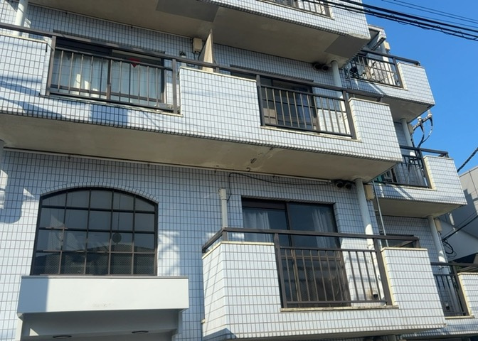 一般的なバルコニーは、奥行1.5ｍ程ですが、ワイルドバルコニーは2ｍまで広がっています。そのため洗濯物の間隔をあけ干すことができ、乾きやすいというメリットや、ガーデニングが楽しめる等の特徴があります。