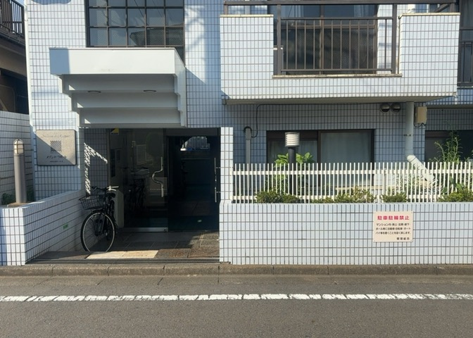 車一台あたりに必要なスペースは、標準サイズの普通自動車で横幅2m50cm、長さ5mは必要になります。ただし、乗降のことも考慮して横幅3m30cm、長さ5m50cmほどは確保できるところを選びましょう。