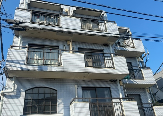 駐車場と明記されていても、最小スペースでつくられた駐車場だと大型車は駐車できなかったり、出入りしにくくなったりする可能性があります。お車のサイズと購入したい物件の駐車場のサイズを現地で確認しましょう。
