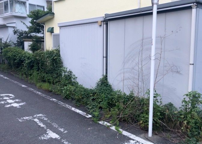 土地の形が極端に長細かったり、狭小地、あるいは道路との高低差がある傾斜地だった場合、後々売ろうとしても買い手がつかない場合もあります。後々、売却することになった時に価値の下がらない土地を選びましょう。