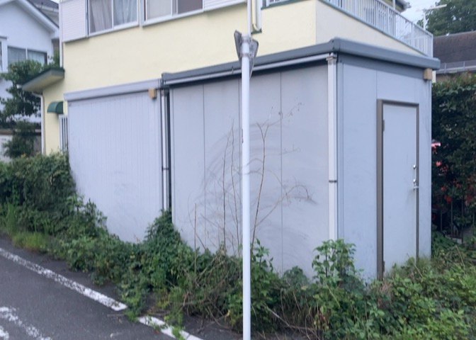 土地の面積＝住宅面積ではありません。建ぺい率の問題などで、土地のある場所によって住宅を建てられる面積は限られています。高さもしかり、「土地」という言葉の中には、建築条件も含まれると考えておきましょう。