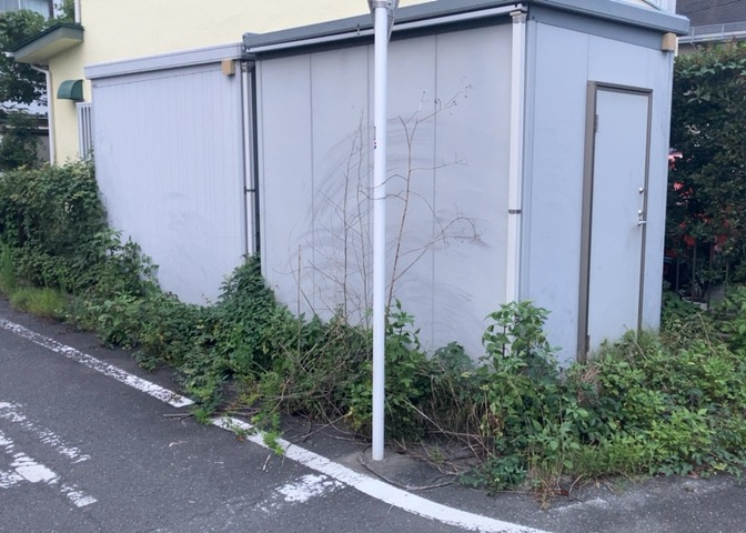 家を建てる場合、方位は要チェックです。現実的に日当たりのよい家ならばリビングは南側、建築基準法でも北側に当たる家への配慮は求められています。土地を見学に行く際は、方位磁針を持って行くようにしましょう。
