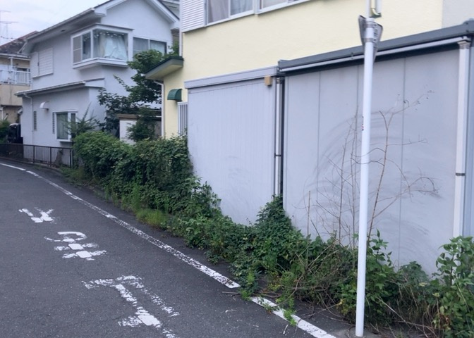 土地の前の道路に消火栓が設置されていることがあります。この場合、道路交通法第45条第1項により、駐車禁止の場所が指定されています。そのため、車庫などの駐車スペースをつくることができない場合があります。