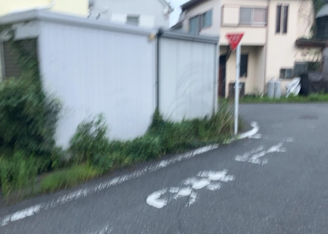 現地に行くなら、物件の周囲の地形がどうなっているかを見ることも大切です。周辺より低くなっている土地では、大雨などで水が集まりやすいため、地盤が弱くなっているということも考えられるため、注意が必要です。