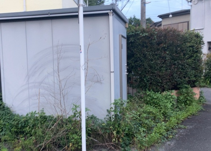 土地購入を検討されている場合、境界杭がない状態で購入してしまうと境界確定測量をする必要があり、費用がかかります。購入の前に、売主、隣土地所有者立ち合いのもと境界を確定し境界杭を設置するのがベストです。