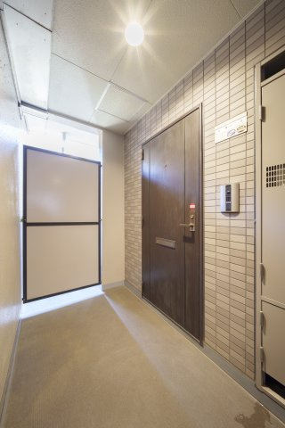 戸建てのような門扉付きポーチ、用事のある人以外は出入りしないためプライバシーが守られています