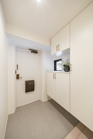 収納力のあるゆとりの玄関＋採光・通風の取れる開放窓付き