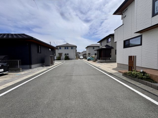 近隣の方しか使わない道路です。静かな住宅地。