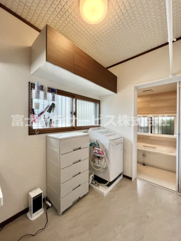 収納十分な吊り戸棚を壁面補強の上設置。