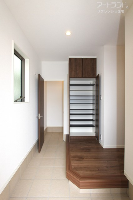 【玄関ホール】玄関ドアはカード又はおサイフケータイをかざすと解錠できるタッチキー、SC付きで収納充実