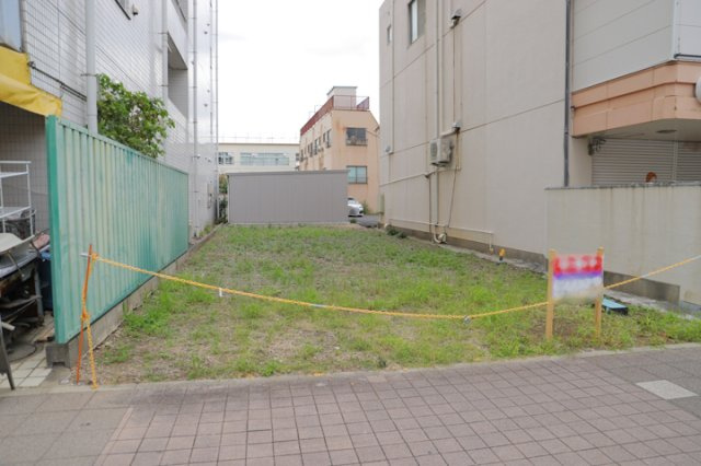 土地の形が極端に長細かったり、狭小地、あるいは道路との高低差がある傾斜地だった場合、後々売ろうとしても買い手がつかない場合もあります。後々、売却することになった時に価値の下がらない土地を選びましょう。