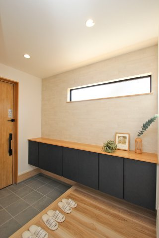 ゆったりとした玄関は、FIX窓があることで採光もバッチリ、明るい印象に♪【プラン例】建物価格2040万円~、建物面積106.00？