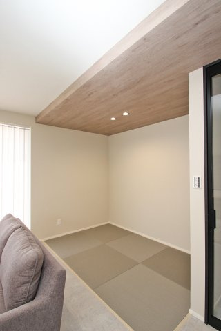 木目の折り下げ天井でリビングとのメリハリをつけた落ち着きある和室。【プラン例】建物価格2040万円~、建物面積101.01？