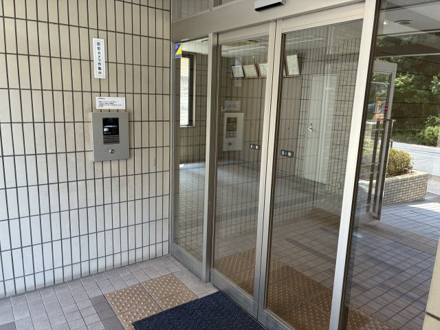 訪問者の映像を確認して、オートロックを開錠でき、安心です。