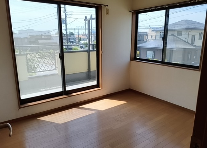 洋室のメリットは重い家具が置きやすく、身の回りが整理しやすいことです。　床がフローリングのため畳とは異なり凹みにくいです。　クローゼットなど収納が豊富で、普段使わない旅行カバンや服の整頓も簡単にです。