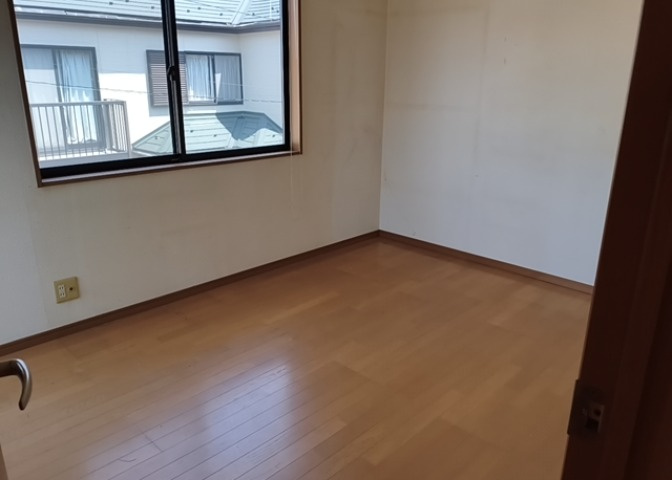 寝室でゆっくりと過ごすためにはベッド周りの適度な空間を担保することや窓の位置、照明の明るさ、寝室の広さなどを考える必要があります。自身や家族の構成とライフスタイルに併せて寝室にする部屋を選びましょう！