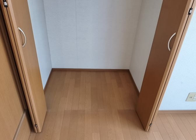 デザイン性を重視しすぎて収納が少なかった！なんてことにならないため、事前に現地で収納の数を確認しておくことをお勧めします。クローゼット以外にも床下収納や屋根裏収納、パントリーなどもチェックしましょう。