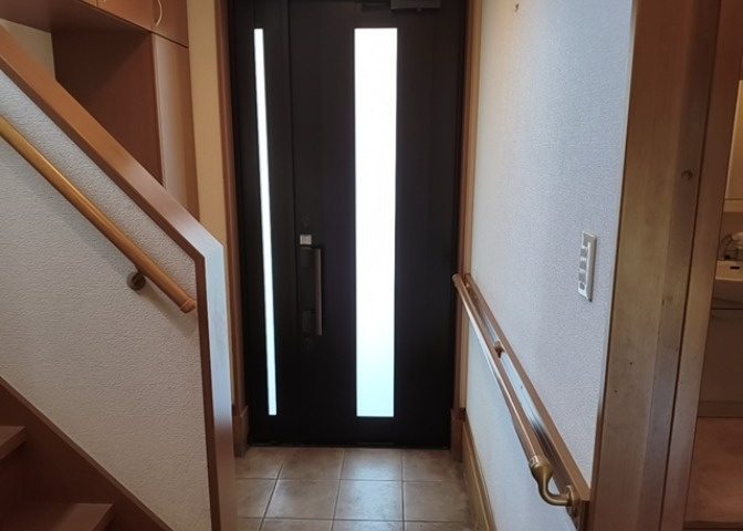 玄関は家の顔でもあり、家族以外の目にも止まる場所です。玄関は外との間を仕切る扉、靴などをしまっておく収納スペース、靴脱ぎのたたきスペース、来客とのやり取りをするドアホンなど複数のアイテムからなります。