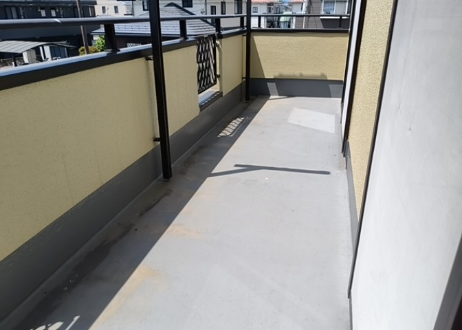 バルコニーは、室外の専用スペースのうち、「屋根がなく開放された空間」であるものを指します。ベランダより広いタイプのものが多く、日当たりもよいため家庭菜園などを楽しみたい人にとって適した環境となります。