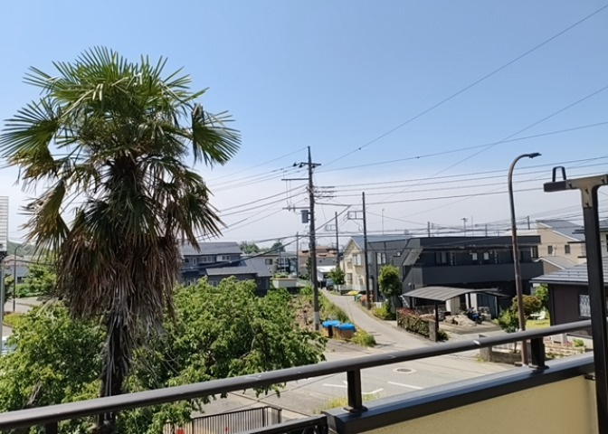 眺望を気にして物件を探す場合、前面に建物が建っていないか現地で確認しましょう！前面に建物があると景色はもちろん、日当たりや風通しにも影響が出てきます。住んだ時のことを想像しながら現地見学をしましょう。