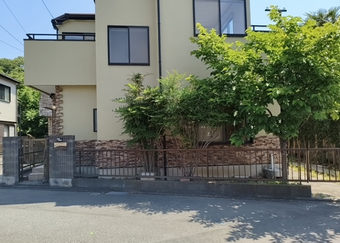 住宅用の土地では前面道路に2m以上接していなければならないと法律で定められています。しかし、お持ちの車のサイズやライフスタイルなどにより、2mでは利便が悪い場合もございますので、事前に確認しましょう。