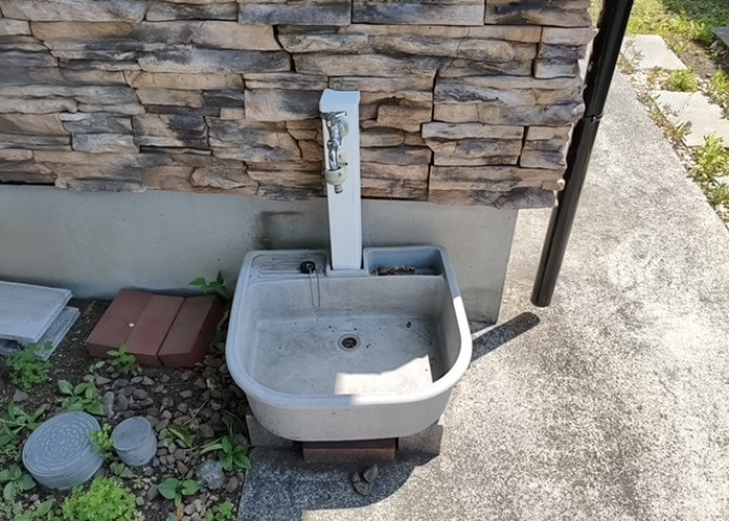 敷地内に散水栓や立水栓があると便利です。水道水を直接利用できるため、水を運ぶ手間を省くことが出来ます。大量の水を必要とする洗車作業や清掃などに役立ちます。その他設備とあわせて、現地でご確認ください。