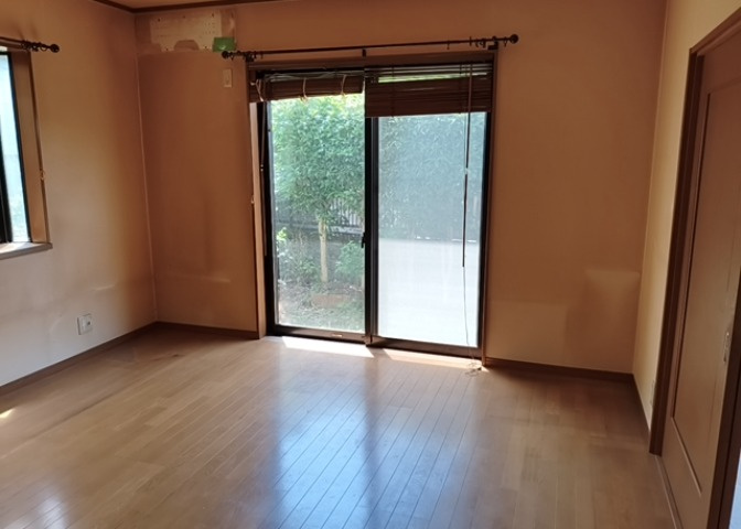 ダイニングは、食事や家族の団らんスペースとしてだけではなく、ほかの用途としても使用することができます。ダイニングテーブルを置き、食事のためのスペースを作ることでリビングとの差別化を図ることができます。