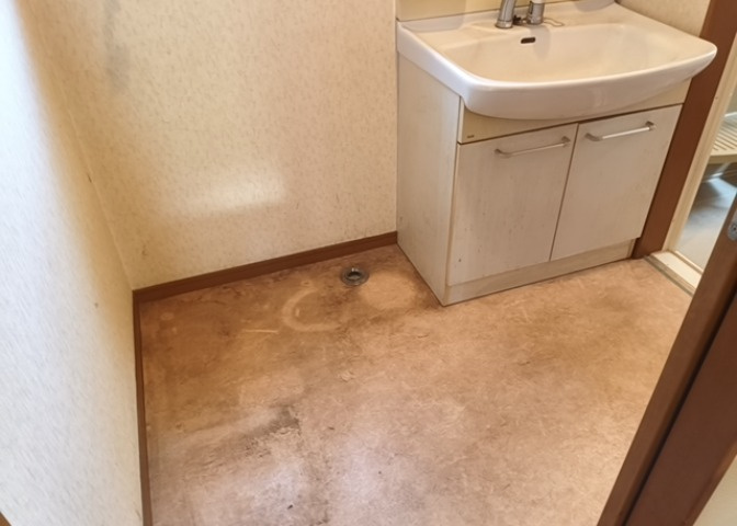 多くの戸建て住宅で見かける洗面脱衣所は、洗面台と洗濯機が2畳ほどのスペースに並べられていて、洗面所が脱衣所を兼ね備えている間取りが一般的です。お客様が利用することもある、パブリックな空間でもあります。