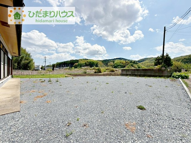 日当たりの良い広い庭。友人や親せきが集まってＢＢＱをしたり、ペットと遊んだり。　一戸建てならではの楽しさが広がります(*^-^*)