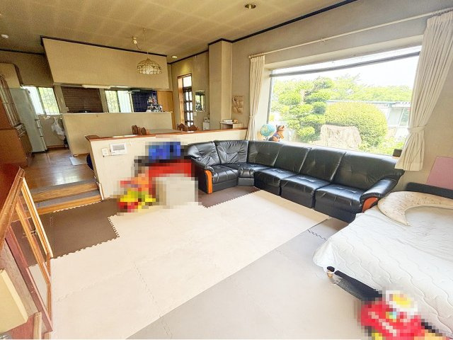 24帖のLDK！大きな窓から陽光が差し込む明るいお部屋です！家族の様子を見守りながらお料理できる対面式キッチン！