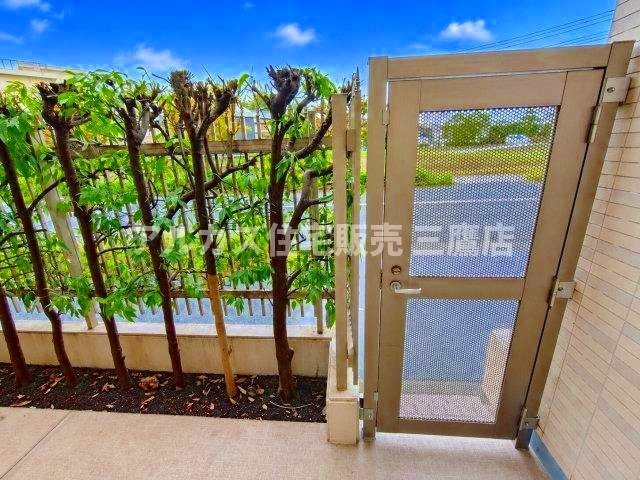 外部へ直接出入り可能な専用ゲートを備えたバルコニーエリア。植栽によるナチュラルな目隠しで安心感があります。