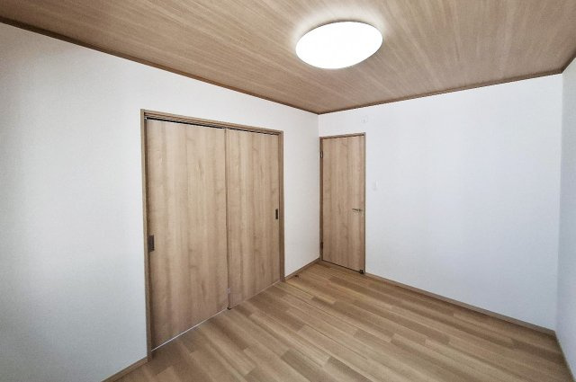 洋室（1）はクロスやフロアタイルを新調し、まっさらのお部屋になりました。