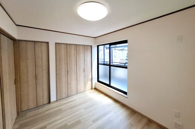 リフォームできれいになった洋室（2）。2ヶ所のクローゼット付きでお部屋はすっきりと片付きます。